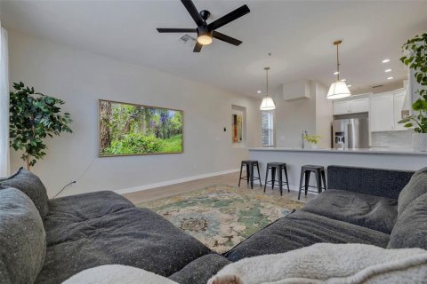 Townhouse in Saint Petersburg, Florida 3 bedrooms, 178.37 sq.m. № 1688410 - photo 20