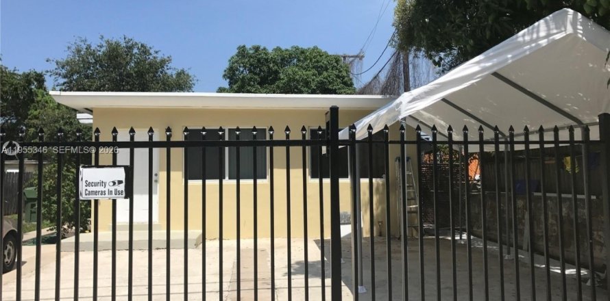 Propiedad comercial en Miami, Florida 136.75 m2 № 2153400