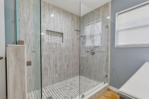 House in Saint Petersburg, Florida 4 bedrooms, 159.61 sq.m. № 1884377 - photo 23