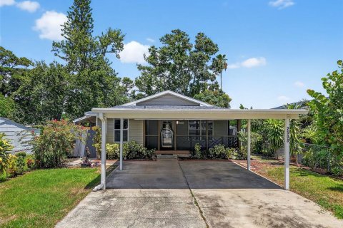 House in Saint Petersburg, Florida 4 bedrooms, 159.61 sq.m. № 1884377 - photo 1