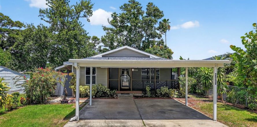 House in Saint Petersburg, Florida 4 bedrooms, 159.61 sq.m. № 1884377