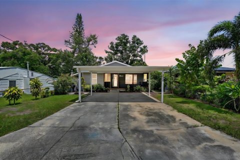 House in Saint Petersburg, Florida 4 bedrooms, 159.61 sq.m. № 1884377 - photo 10