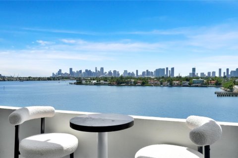 Купить кондоминиум в Майами-Бич, Флорида 1 спальня, 79.8м2, № 1882119 - фото 1