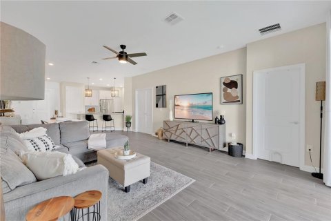 Casa en venta en Kissimmee, Florida, 4 dormitorios, 198.16 m2 № 1902530 - foto 5