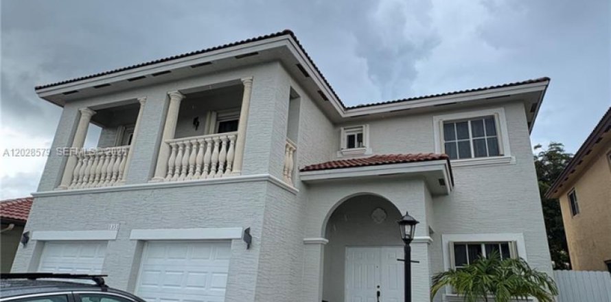 House in Homestead, Florida 5 bedrooms, 255.76 sq.m. № 2086382