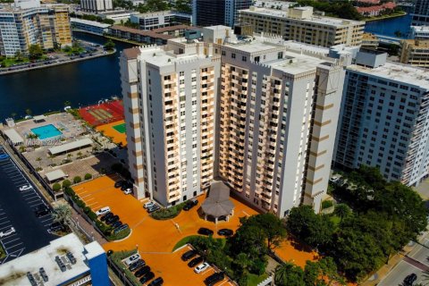 Condominio en venta en Hallandale Beach, Florida, 1 dormitorio, 120.77 m2 № 1940499 - foto 2