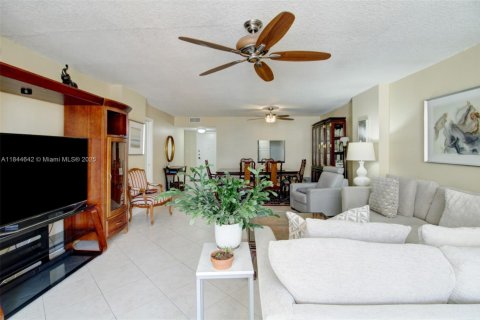 Condominio en venta en Hallandale Beach, Florida, 1 dormitorio, 120.77 m2 № 1940499 - foto 11