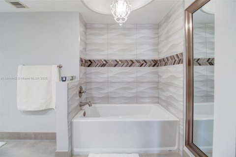 Condominio en venta en Hallandale Beach, Florida, 1 dormitorio, 120.77 m2 № 1940499 - foto 5