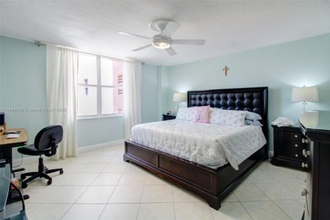 Condominio en venta en Hallandale Beach, Florida, 1 dormitorio, 120.77 m2 № 1940499 - foto 12