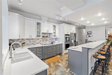 Townhouse in Tierra Verde, Florida 5 bedrooms, 441.29 sq.m. № 1614113 - photo 8