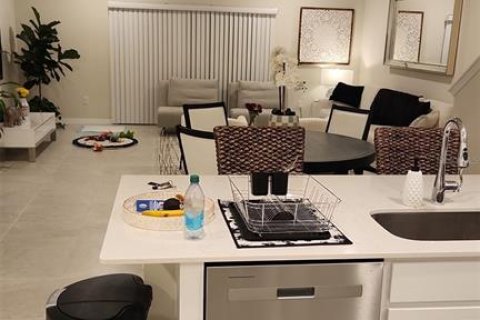 Adosado en venta en Kissimmee, Florida, 3 dormitorios, 165.55 m2 № 1658439 - foto 7