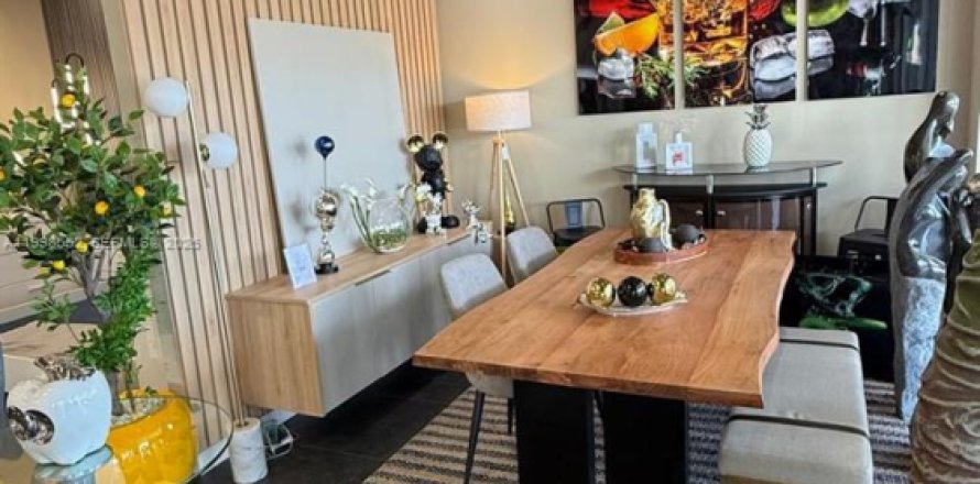 Commercial property in Miami, Florida № 2065265