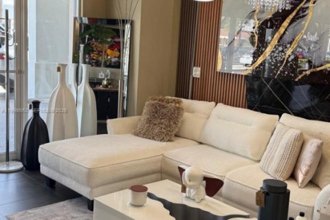 Commercial property in Miami, Florida № 2065265 - photo 3