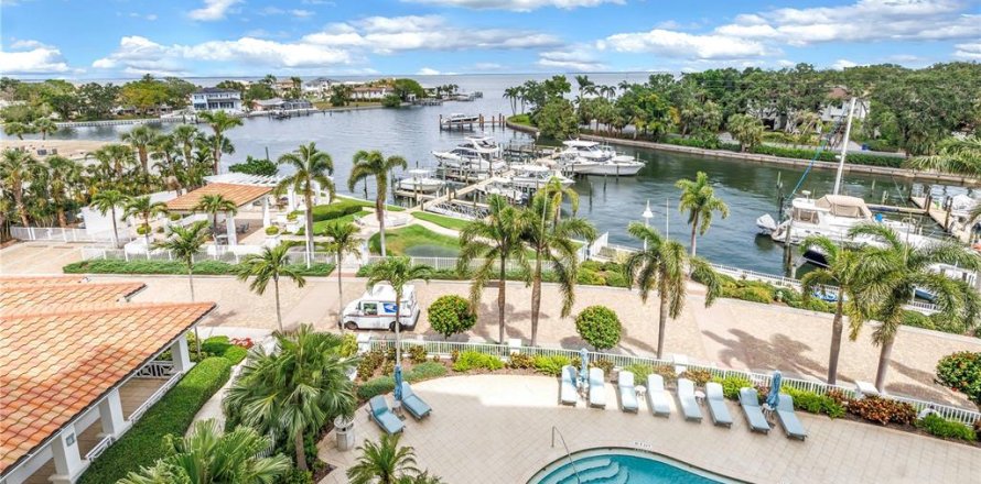 Condominio en Saint Petersburg, Florida, 2 dormitorios  № 1880905