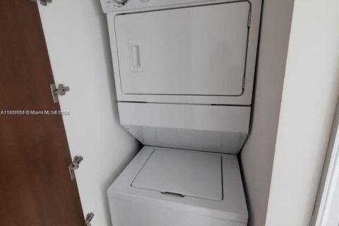 Condo in Miami, Florida, 1 bedroom  № 2017245 - photo 13