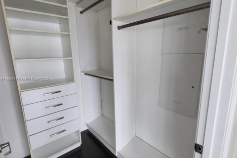 Condo in Miami, Florida, 1 bedroom  № 2017245 - photo 11