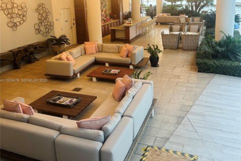 Condo in Miami, Florida, 2 bedrooms  № 1986844 - photo 9