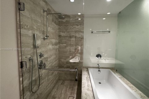 Condo in Miami, Florida, 2 bedrooms  № 1986844 - photo 5