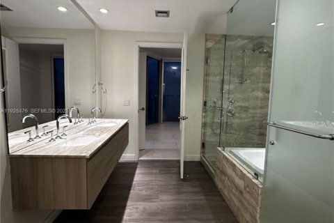 Condo in Miami, Florida, 2 bedrooms  № 1986844 - photo 4