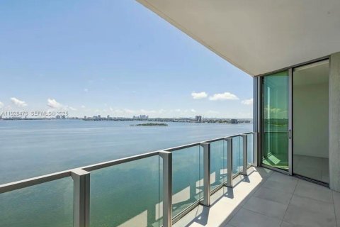 Condo in Miami, Florida, 2 bedrooms  № 1986844 - photo 1