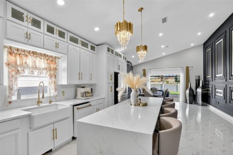 House in Kissimmee, Florida 5 bedrooms, 261.33 sq.m. № 2167409 - photo 9