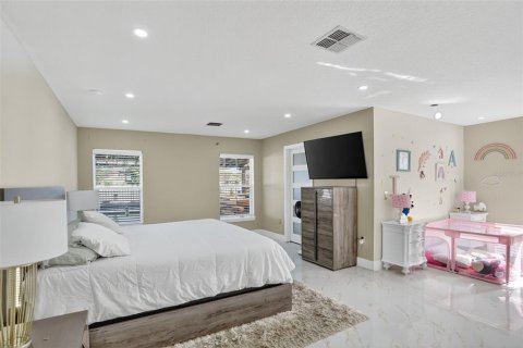 House in Kissimmee, Florida 5 bedrooms, 261.33 sq.m. № 2167409 - photo 15