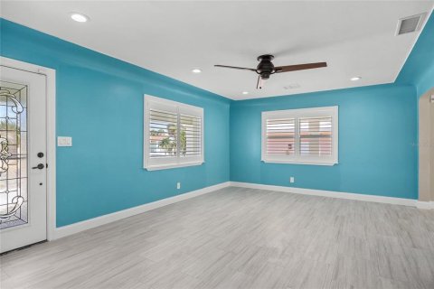 House in Saint Pete Beach, Florida 3 bedrooms, 123.1 sq.m. № 1919401 - photo 9