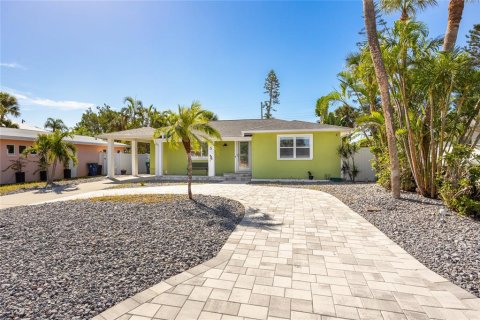 House in Saint Pete Beach, Florida 3 bedrooms, 123.1 sq.m. № 1919401 - photo 2