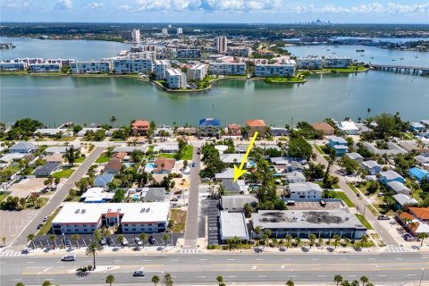 House in Saint Pete Beach, Florida 3 bedrooms, 123.1 sq.m. № 1919401 - photo 3
