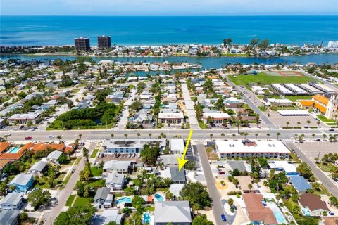 House in Saint Pete Beach, Florida 3 bedrooms, 123.1 sq.m. № 1919401 - photo 8