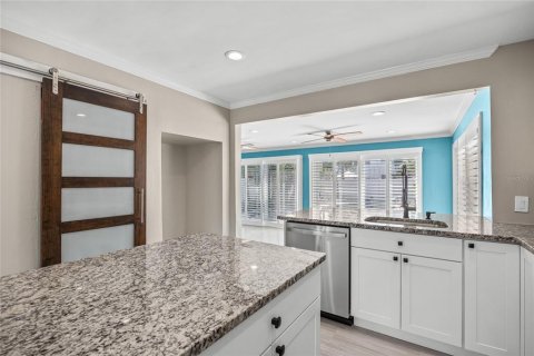 House in Saint Pete Beach, Florida 3 bedrooms, 123.1 sq.m. № 1919401 - photo 15