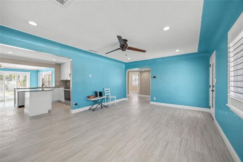 House in Saint Pete Beach, Florida 3 bedrooms, 123.1 sq.m. № 1919401 - photo 11
