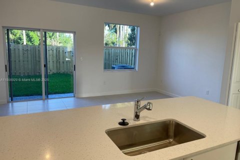 Casa en venta en Miami, Florida, 3 dormitorios, 143.53 m2 № 1967429 - foto 3