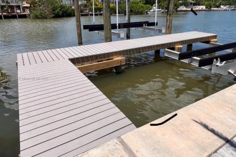 House in Marathon, Florida 5 bedrooms, 317.26 sq.m. № 1710018 - photo 19