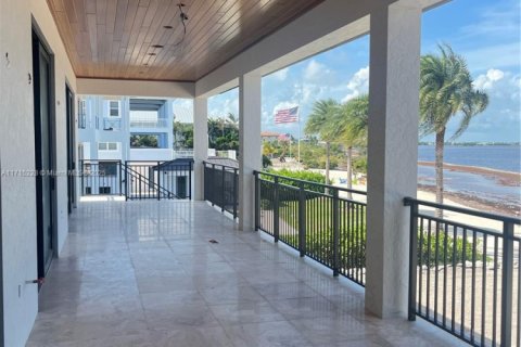 House in Marathon, Florida 5 bedrooms, 317.26 sq.m. № 1710018 - photo 15