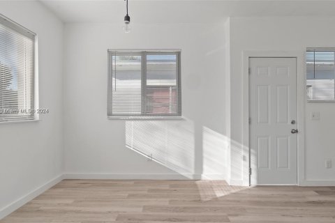 Propiedad comercial en venta en Miami Beach, Florida № 1729380 - foto 14