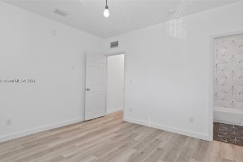 Propiedad comercial en venta en Miami Beach, Florida № 1729380 - foto 12