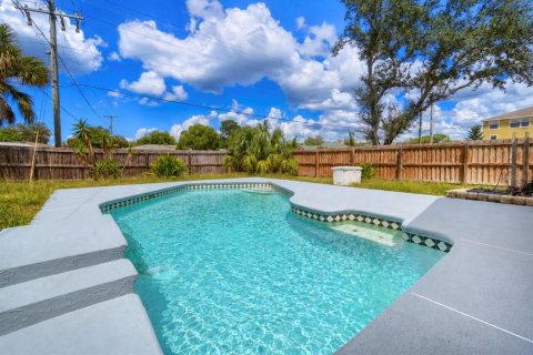 House in Apollo Beach, Florida 3 bedrooms, 174.66 sq.m. № 2410072 - photo 2