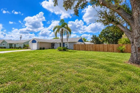 House in Apollo Beach, Florida 3 bedrooms, 174.66 sq.m. № 2410072 - photo 7