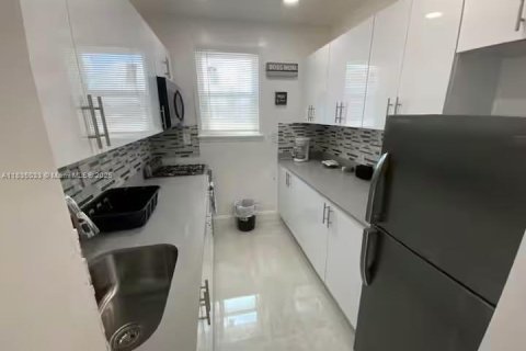 Commercial property in Hollywood, Florida 219.9 sq.m. № 1822057 - photo 1