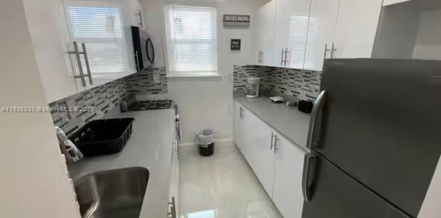 Commercial property in Hollywood, Florida 219.9 sq.m. № 1822057