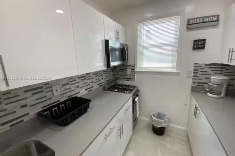 Commercial property in Hollywood, Florida 219.9 sq.m. № 1822057 - photo 2
