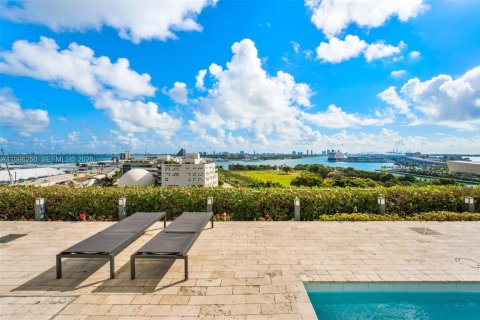 Снять в аренду кондоминиум в Майами, Флорида 2 спальни, 160.72м2, № 2058505 - фото 27