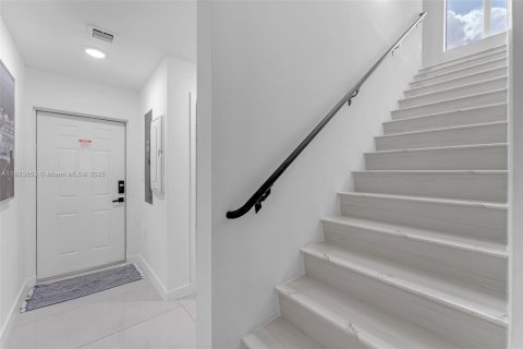 Снять в аренду таунхаус в Хомстед, Флорида 4 спальни, 129.88м2, № 2034926 - фото 4
