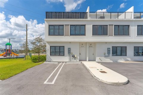 Снять в аренду таунхаус в Хомстед, Флорида 4 спальни, 129.88м2, № 2034926 - фото 2