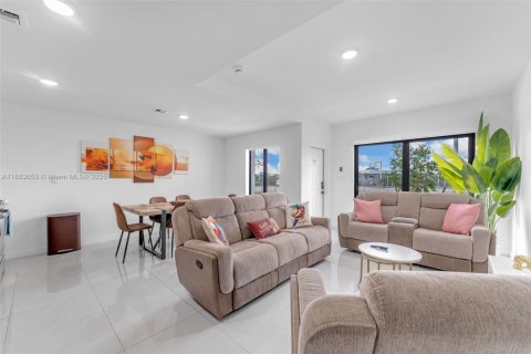 Снять в аренду таунхаус в Хомстед, Флорида 4 спальни, 129.88м2, № 2034926 - фото 5