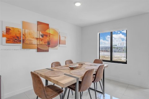 Снять в аренду таунхаус в Хомстед, Флорида 4 спальни, 129.88м2, № 2034926 - фото 8