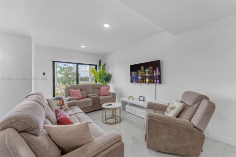 Снять в аренду таунхаус в Хомстед, Флорида 4 спальни, 129.88м2, № 2034926 - фото 6