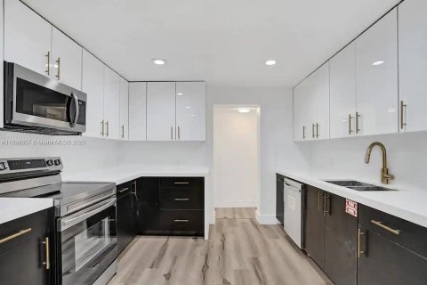 Casa en venta en Fort Lauderdale, Florida, 5 dormitorios, 199.28 m2 № 1950633 - foto 10