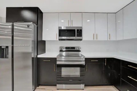 Casa en venta en Fort Lauderdale, Florida, 5 dormitorios, 199.28 m2 № 1950633 - foto 9